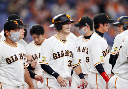 巨人対ヤクルト　試合後、笑顔を見せる若林（中央）（撮影・狩俣裕三）