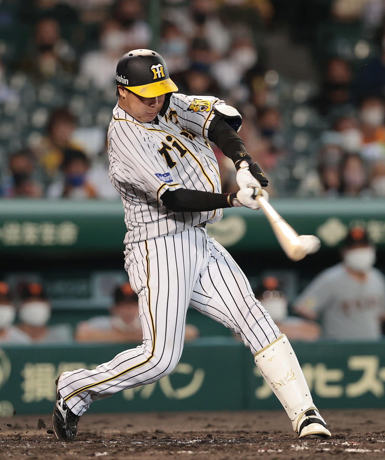 阪神対巨人　7回裏阪神1死満塁、左翼線に同点となる2点適時二塁打を放つ大山（撮影・前田充）
