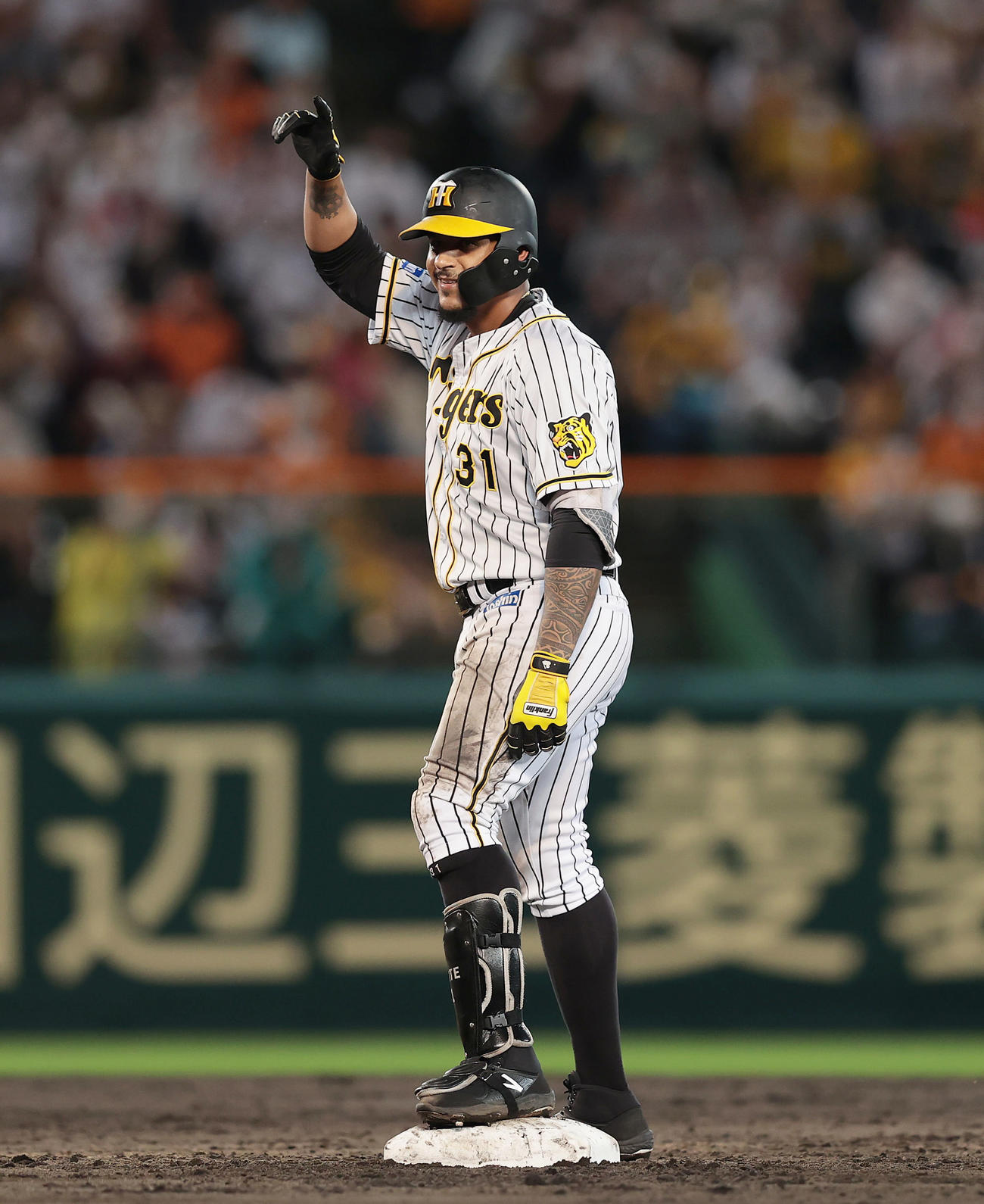 阪神対巨人　7回裏阪神1死、右翼線に二塁打を放ちベンチに向かってポーズを決めるマルテ（撮影・前田充）