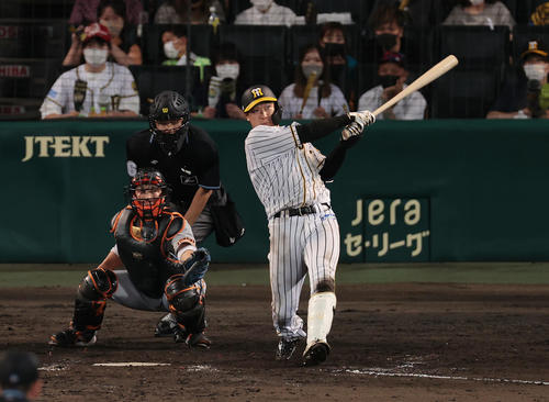 阪神対巨人　9回裏阪神無死一塁、左越えにサヨナラ本塁打を放つ大山（撮影・前田充）