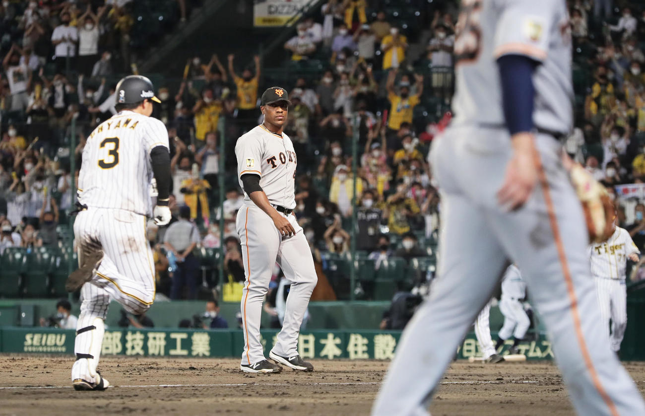 阪神対巨人　9回裏阪神無死一塁、大山（左）に2点本塁打を浴びサヨナラ負けを喫する巨人ビエイラ（撮影・足立雅史）