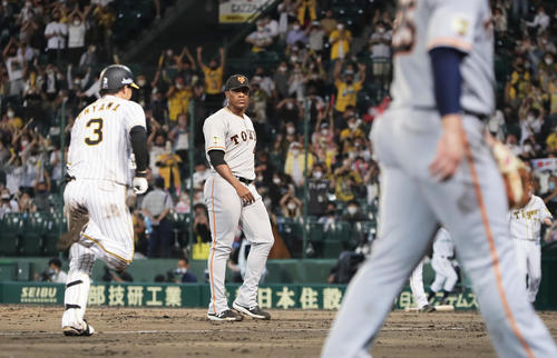 阪神対巨人　9回裏阪神無死一塁、大山（左）に2点本塁打を浴びサヨナラ負けを喫する巨人ビエイラ（撮影・足立雅史）