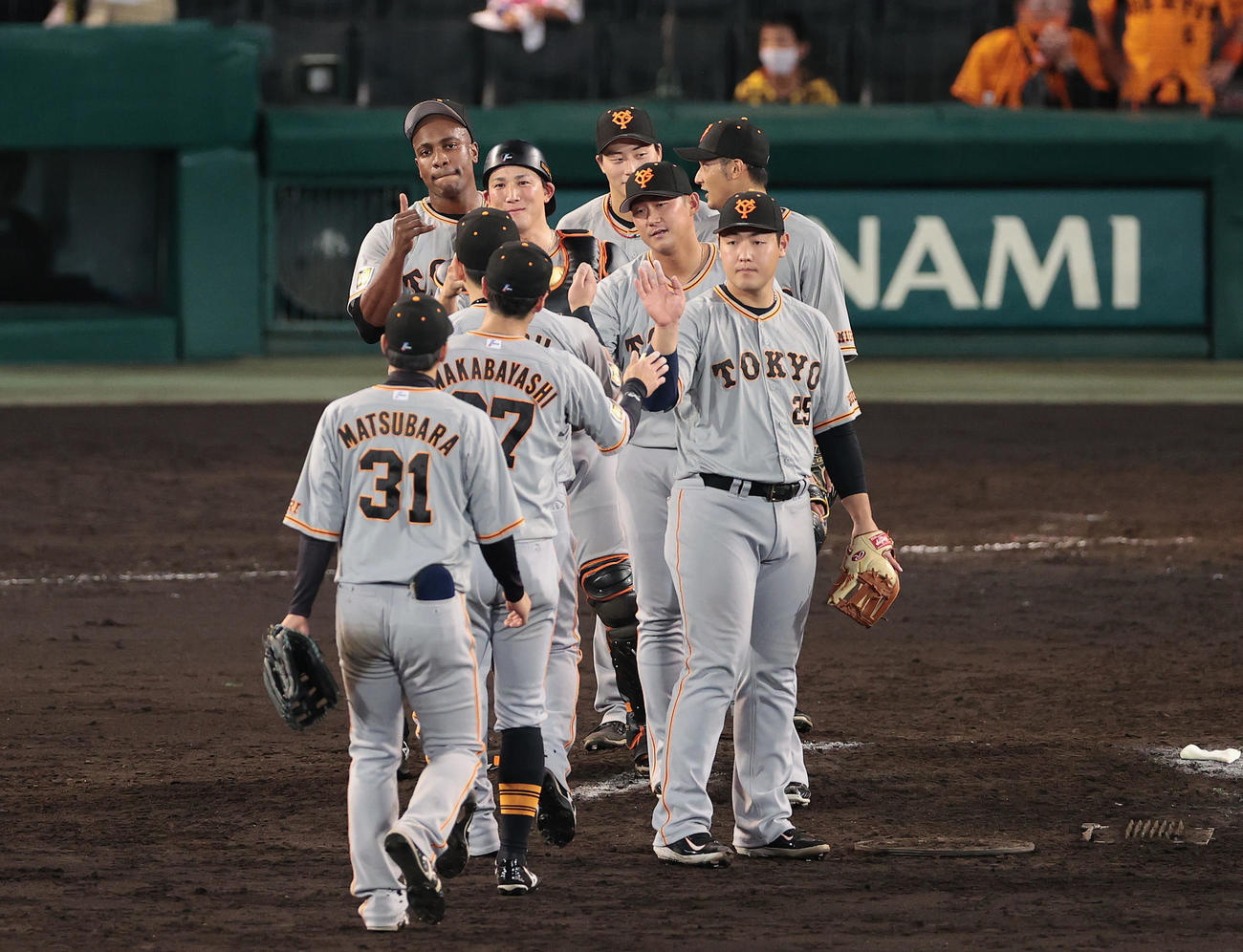 阪神対巨人　阪神と引き分け、タッチを交わす巨人ナイン（撮影・前田充）