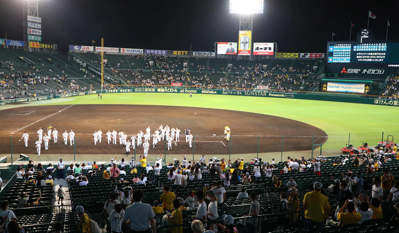 阪神対ヤクルト　ヤクルトに大敗した阪神ナイン（撮影・宮崎幸一）