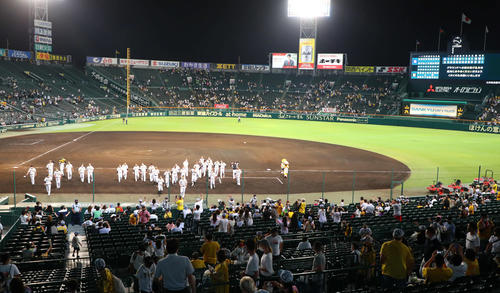 阪神対ヤクルト　ヤクルトに大敗した阪神ナイン（撮影・宮崎幸一）