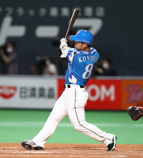 日本ハム対楽天　4回裏日本ハム1死二塁、右翼線に適時二塁打を放つ近藤（撮影・黒川智章）