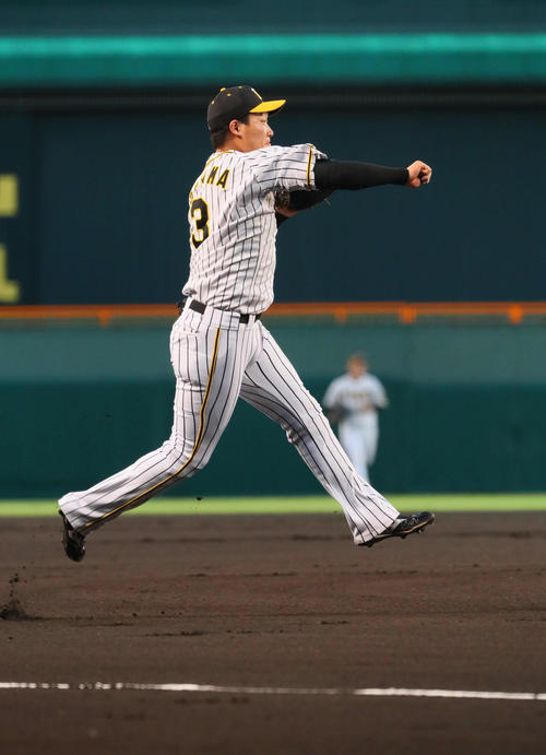 阪神対ヤクルト　1回表ヤクルト無死一、二塁、大山は山田の三塁への打球を一塁に悪送球する（撮影・宮崎幸一）