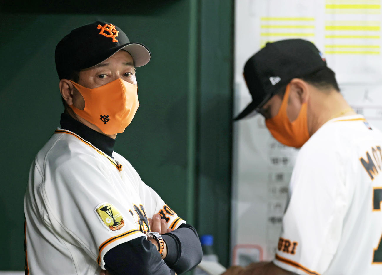 腕組みをして戦況を見つめる巨人原辰徳監督（左）。右は元木大介コーチ（2021年9月10日撮影）