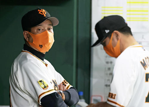 腕組みをして戦況を見つめる巨人原辰徳監督(左)。右は元木大介コーチ(2021年9月10日撮影)