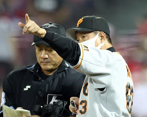 選手の交代を告げる巨人原辰徳監督(2021年9月12日撮影)