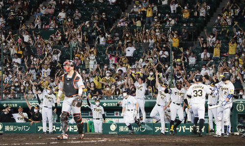 阪神対巨人　7回裏阪神2死一塁、糸井の適時二塁打で同点に追いつき大喜びするナインら（2021年9月5日撮影）