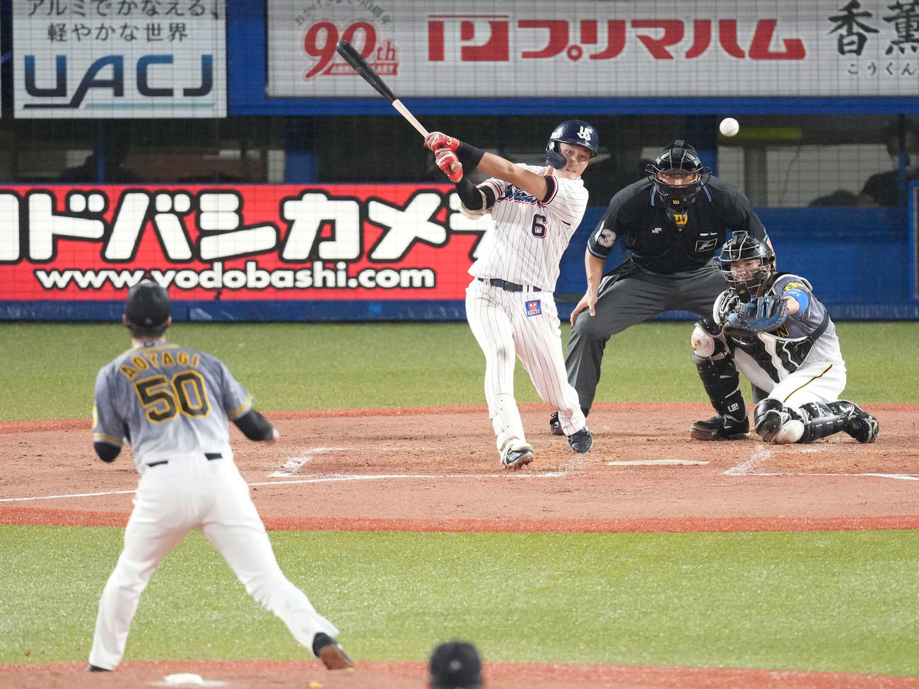 ヤクルト対阪神　2回裏ヤクルト2死一、三塁、先制の中前適時打を放つ元山。投手青柳（撮影・鈴木みどり）