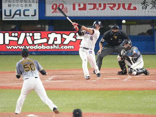 ヤクルト対阪神　2回裏ヤクルト2死一、三塁、先制の中前適時打を放つ元山。投手青柳（撮影・鈴木みどり）