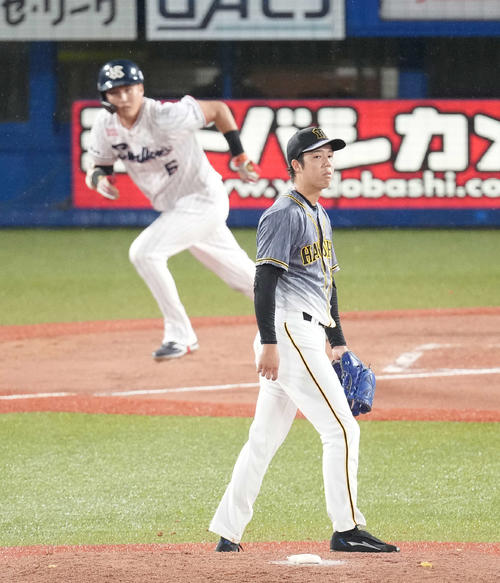 ヤクルト対阪神　2回裏ヤクルト2死一、三塁、元山に先制の中前適時打を浴びる青柳（撮影・鈴木みどり）
