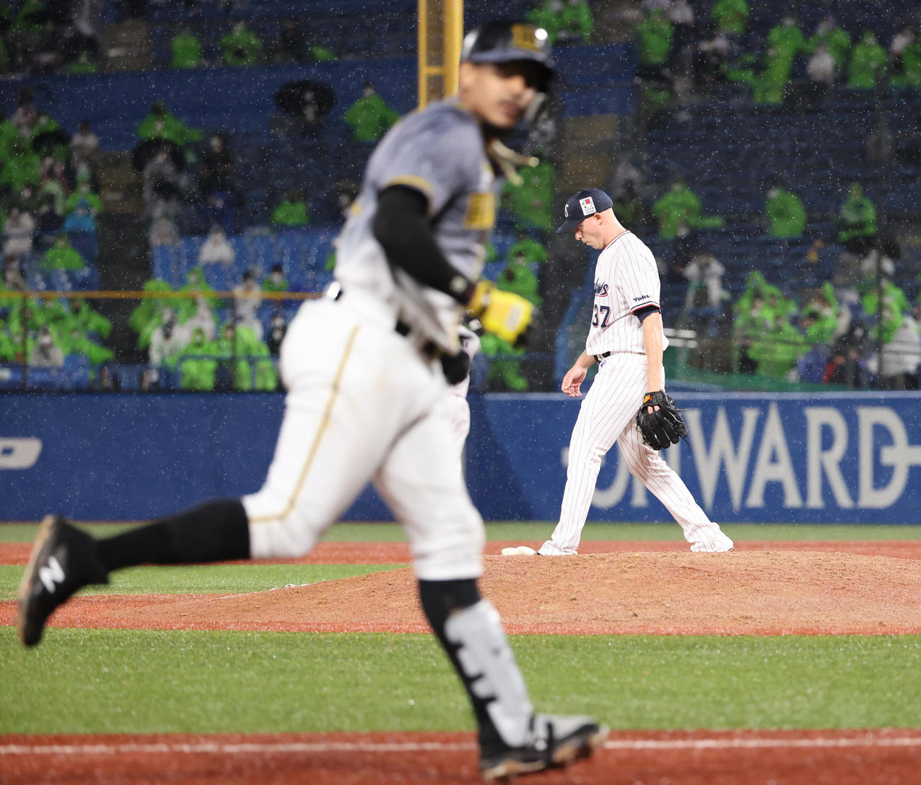 ヤクルト対阪神　9回表阪神1死一、二塁、マルテに左越え同点3点本塁打を浴びるヤクルトマクガフ（撮影・清水貴仁）