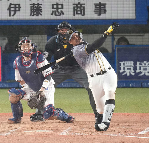 ヤクルト対阪神　9回表阪神1死一、二塁、左中間に3点本塁打を放つマルテ（撮影・鈴木みどり）