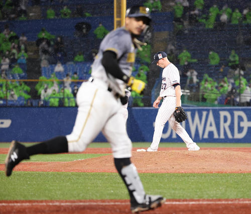 ヤクルト対阪神　9回表阪神1死一、二塁、マルテに左越え同点3点本塁打を浴びるヤクルトマクガフ（撮影・清水貴仁）