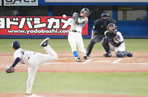 ヤクルト対阪神　6回表阪神無死、右前打を放つ近本。投手小川（撮影・鈴木みどり）