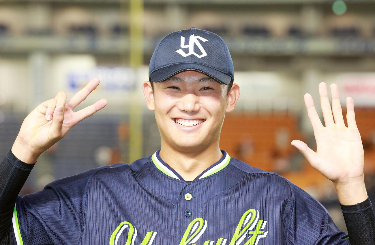 巨人対ヤクルト　7勝目を挙げた奥川は両手で「7」を作り笑顔を見せる（撮影・浅見桂子）