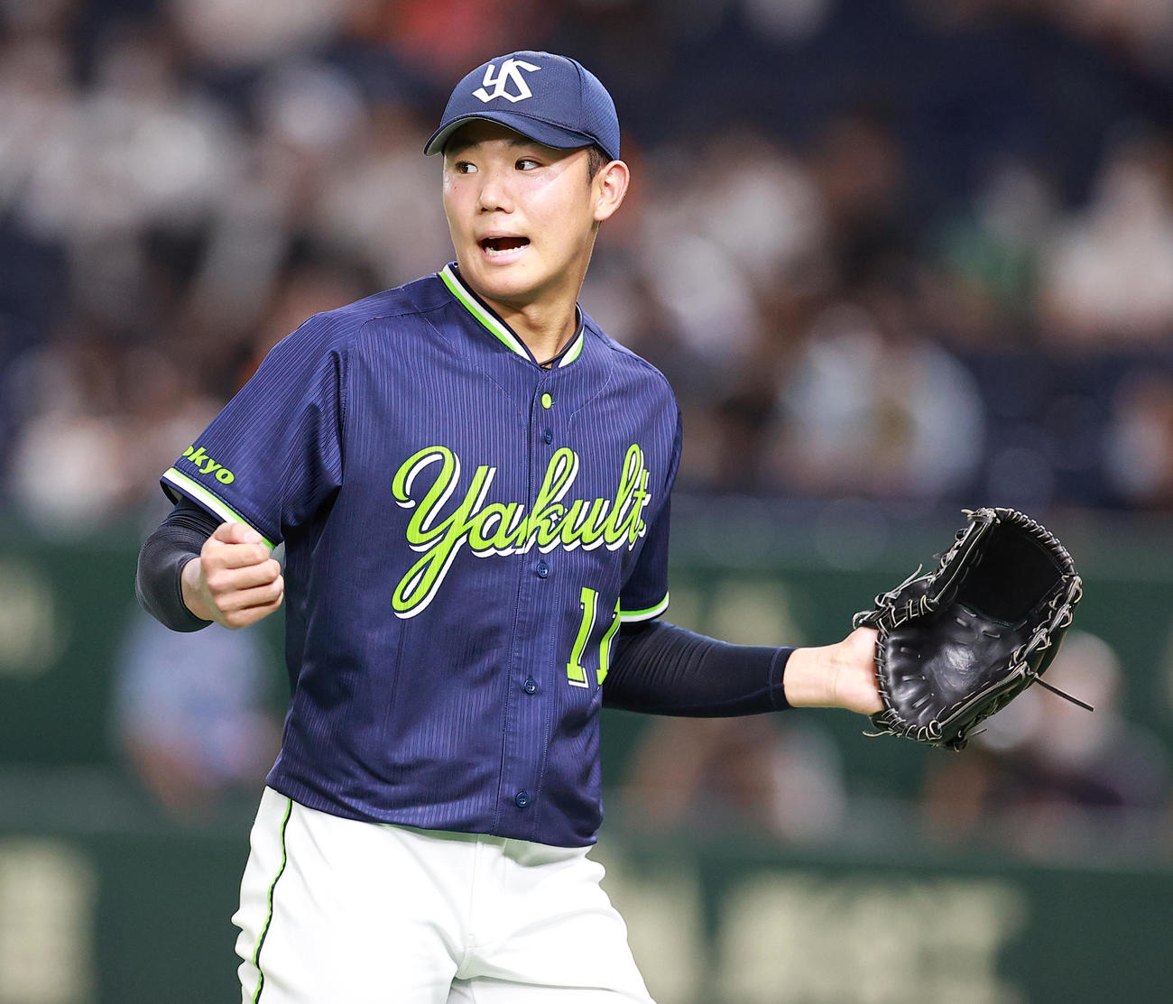 巨人対ヤクルト　6回裏巨人の攻撃を抑え声を出す奥川（撮影・浅見桂子）