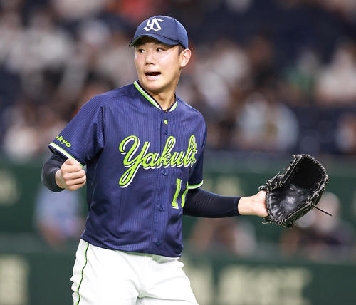 巨人対ヤクルト　6回裏巨人の攻撃を抑え声を出す奥川（撮影・浅見桂子）