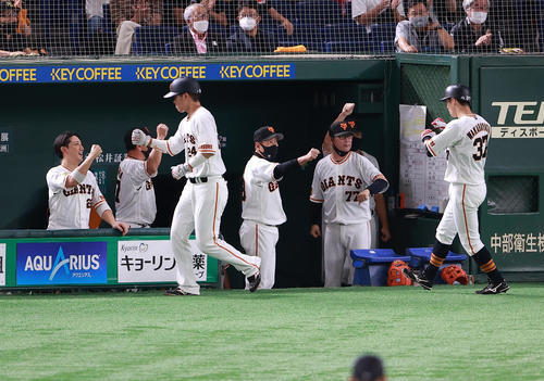 巨人対ヤクルト　7回裏巨人1死満塁、坂本の2点適時二塁打で生還した大城（手前右）らをグータッチで迎える原監督中央）（撮影・浅見桂子）