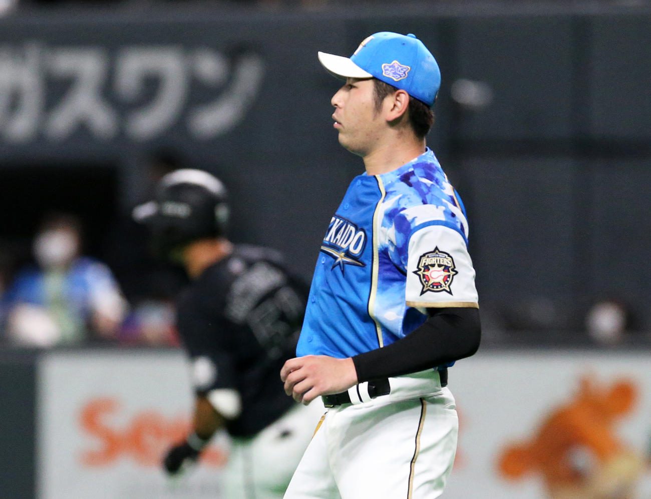4回表ロッテ2死一、二塁、山口（左奥）に中前適時打を打たれる日本ハム加藤（撮影・佐藤翔太）