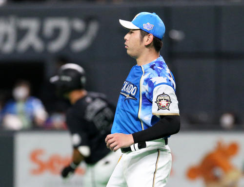 4回表ロッテ2死一、二塁、山口（左奥）に中前適時打を打たれる日本ハム加藤（撮影・佐藤翔太）
