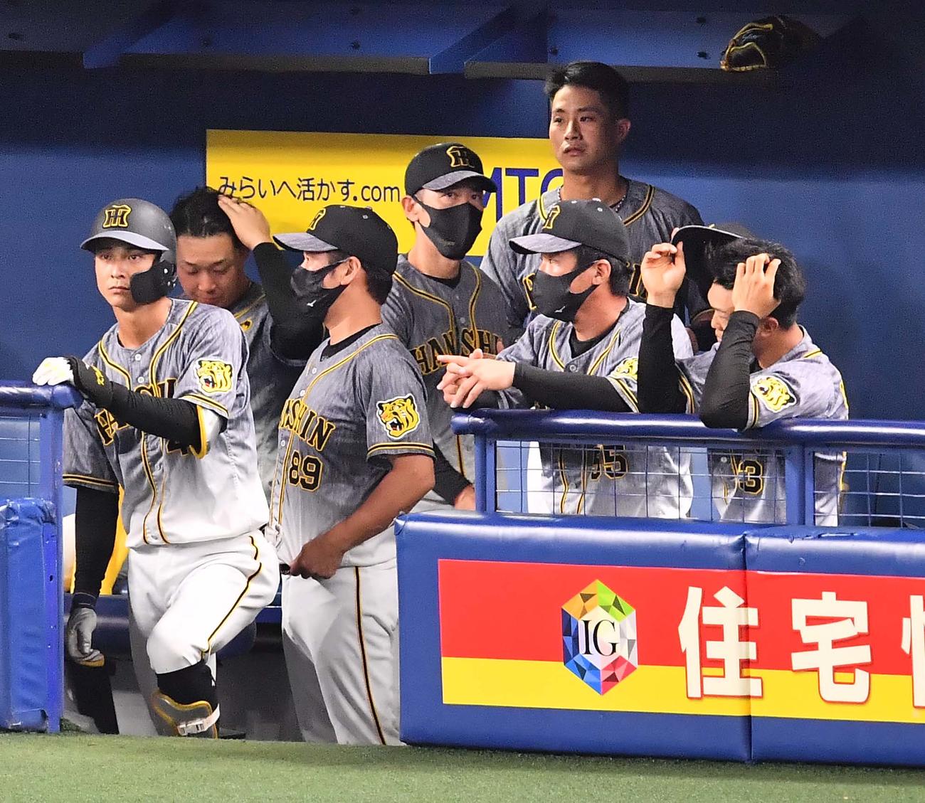 阪神対中日　中日に敗れ、矢野監督（中央）は早々とベンチを引き揚げる（撮影・上田博志）