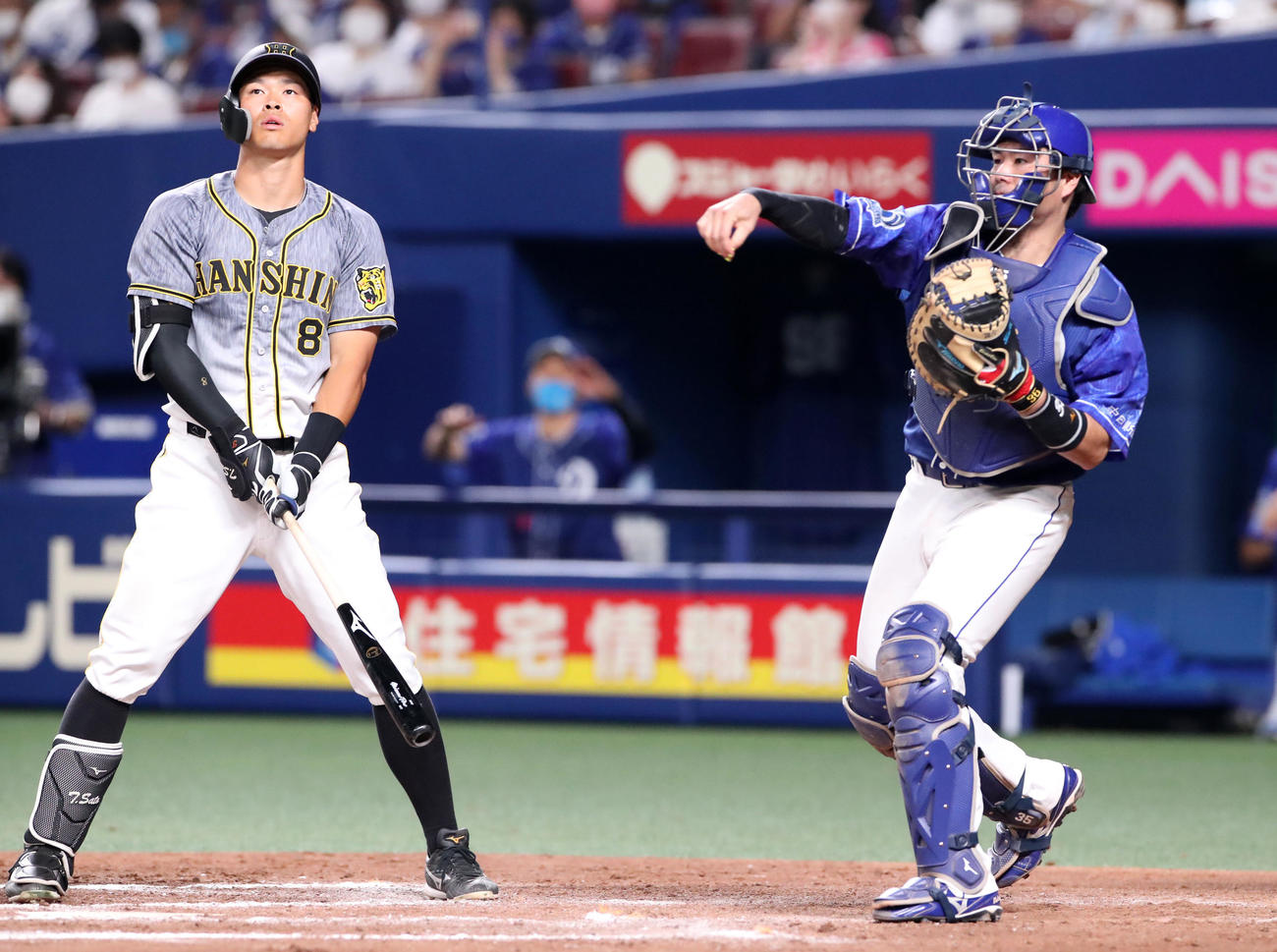 中日対阪神　9回表阪神無死、佐藤輝は三振に倒れる、捕手は木下拓（撮影・加藤哉）