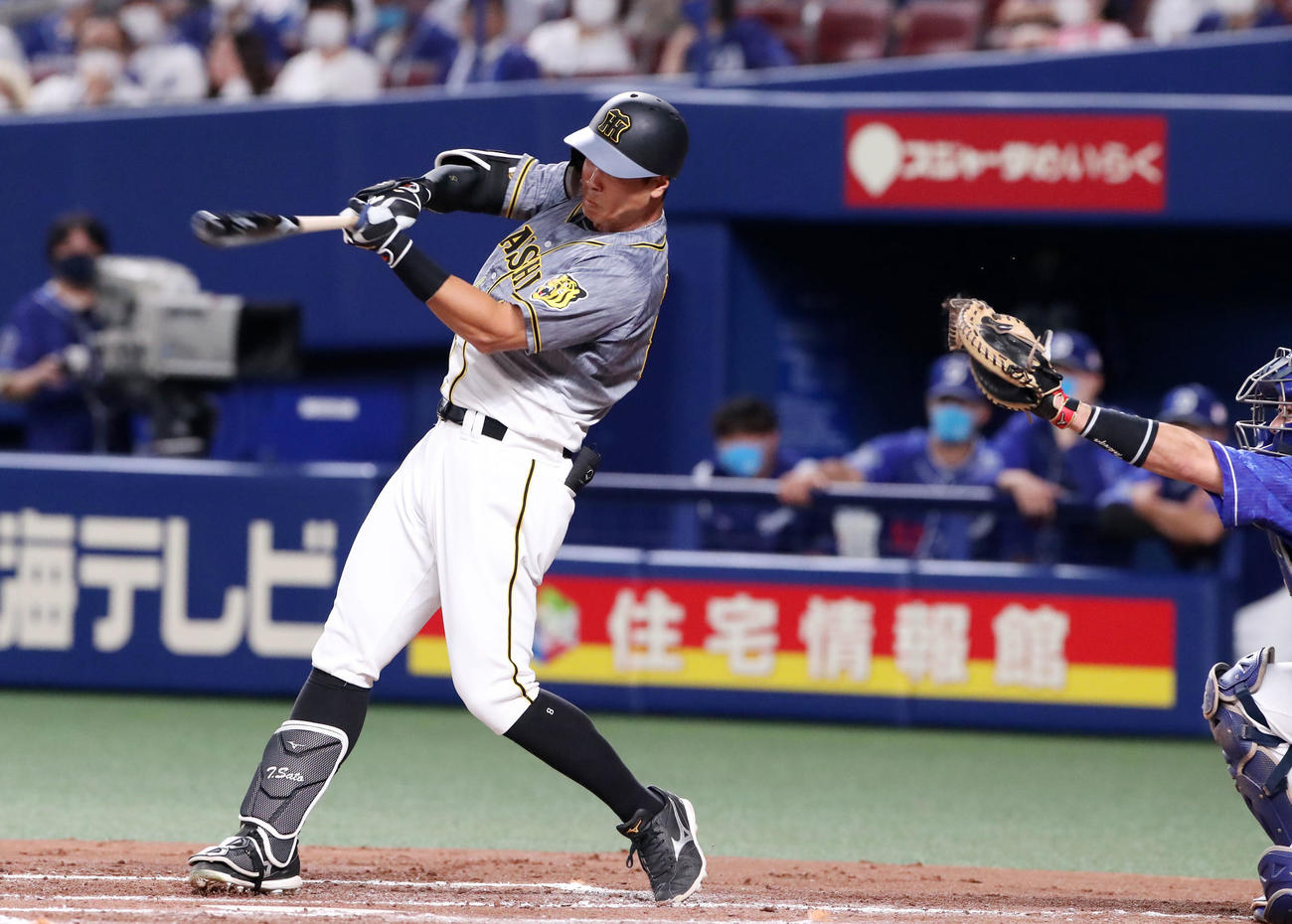 中日対阪神　2回表阪神無死、佐藤輝は空振り三振に倒れる（撮影・加藤哉）
