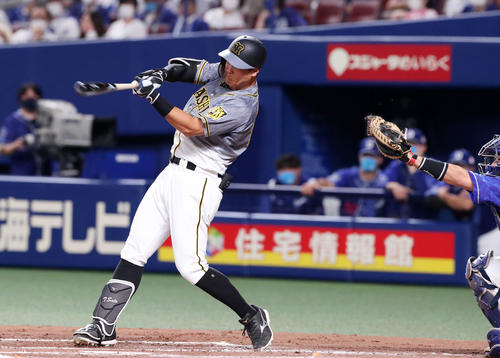 中日対阪神　2回表阪神無死、佐藤輝は空振り三振に倒れる（撮影・加藤哉）