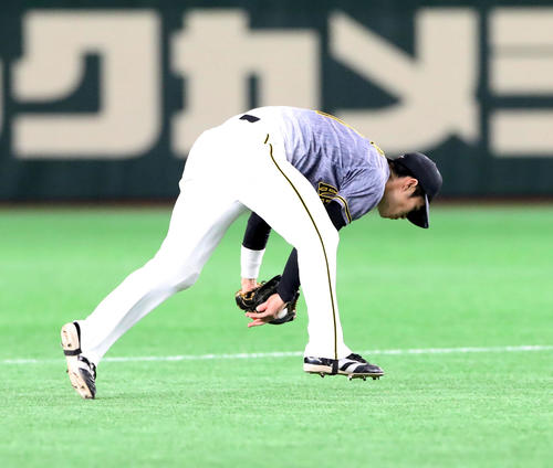 巨人対阪神　9回裏巨人2死満塁、中野は中田のライナーを捕球し試合終了となる（撮影・加藤哉）