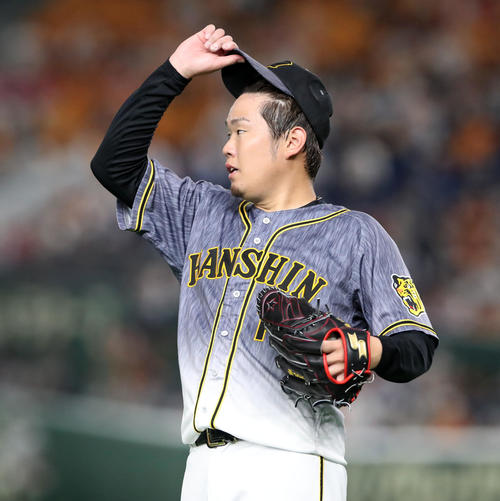 巨人対阪神　3回裏巨人2死一塁、西勇は大城に右前打を打たれカバーに走る（撮影・加藤哉）