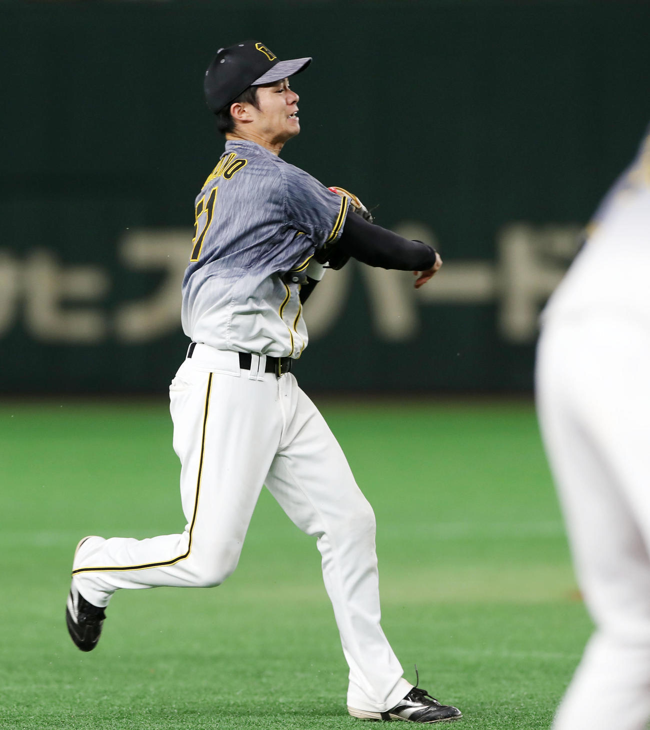 巨人対阪神　9回裏巨人1死満塁、中野は丸の打球を好捕、本塁へ送球し封殺する（撮影・加藤哉）