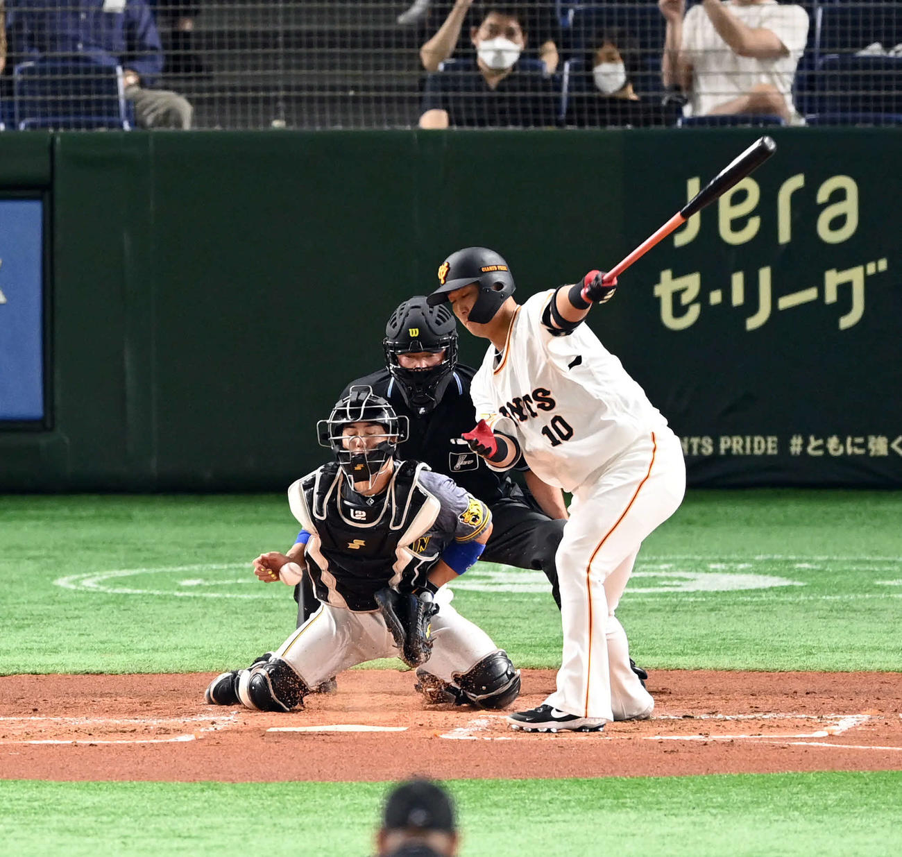 巨人対阪神　2回裏巨人2死一塁、空振り三振に倒れる中田（撮影・たえ見朱実）