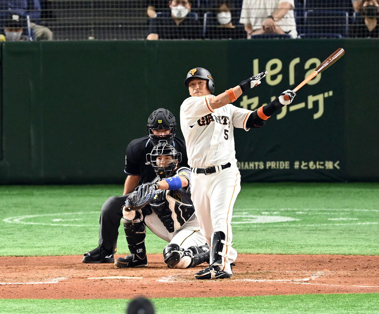 巨人対阪神　8回裏巨人2死一塁、中飛に倒れる代打中島（撮影・たえ見朱実）