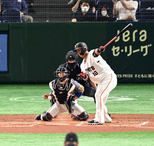 巨人対阪神　2回裏巨人2死一塁、空振り三振に倒れる中田（撮影・たえ見朱実）