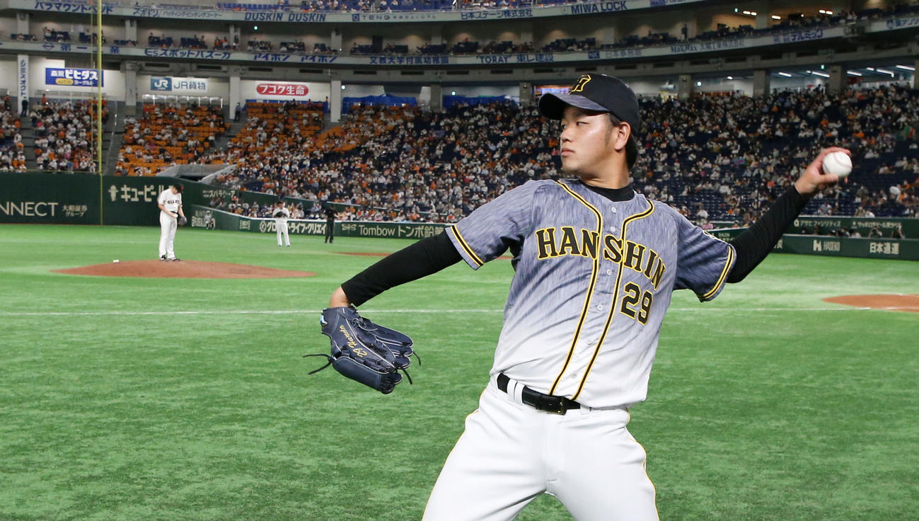 巨人対阪神　阪神先発高橋は巨人菅野（左）と投げ合って完封勝ち（撮影・加藤哉）