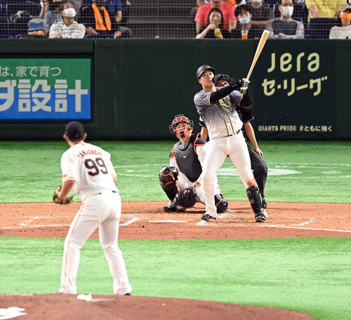 巨人対阪神　3回表阪神2死、左越えに17号ソロ本塁打を放った大山。投手山口（撮影・たえ見朱実）