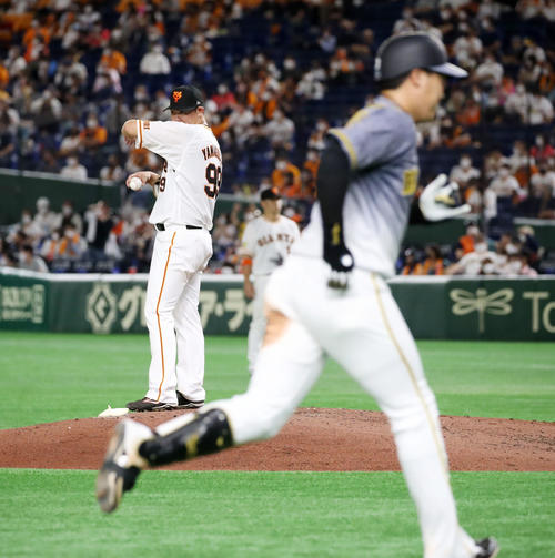 巨人対阪神　3回表阪神2死、山口は大山に左中間越えに本塁打を被弾（撮影・加藤哉）