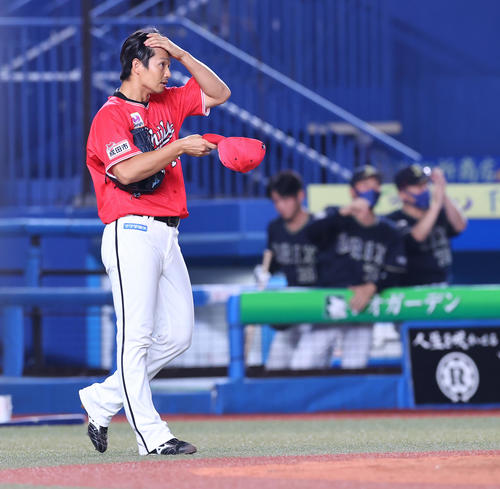 ロッテ対オリックス　9回表オリックス無死二、三塁、山足達也に適時打を許しさえない表情の唐川（撮影・垰建太）
