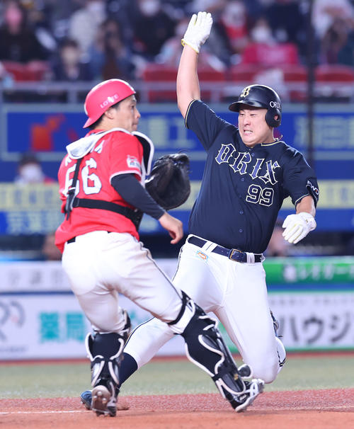 ロッテ対オリックス　6回裏ロッテ2死一、二塁、T－岡田の適時二塁打で生還する杉本（撮影・垰建太）