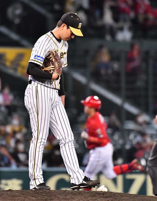 阪神対広島　8回表広島1死、小園（右）に右中間へ勝ち越し本塁打を浴びる岩崎（撮影・上田博志）