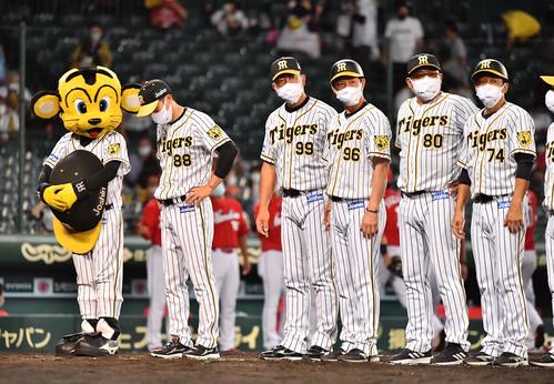 阪神対広島　広島に連敗し肩を落とす矢野燿大監督（左から2人目）（撮影・上田博志）
