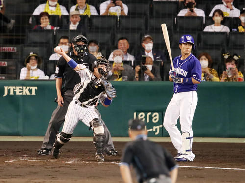 阪神対中日　4回表中日2死一、三塁、梅野は一塁走者ビシエドの二塁盗塁を刺そうとしたが、三塁走者の動きを見逃さず三塁へ送球。打者福田（撮影・加藤哉）