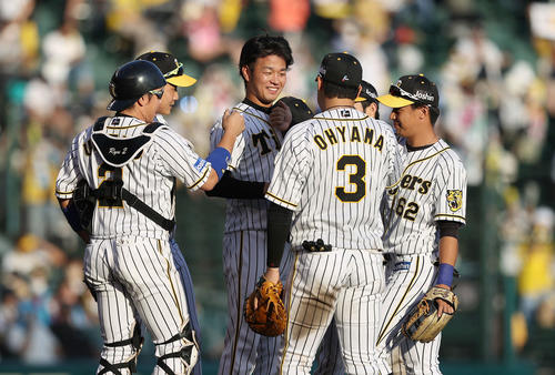 阪神対中日　2試合連続の完封勝利を挙げ、ナインと喜び合う阪神高橋（中央）（撮影・前田充）