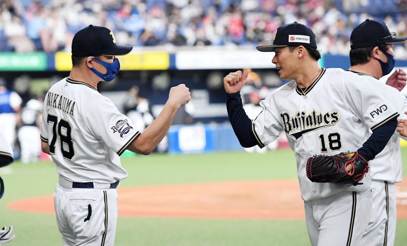 オリックス対ソフトバンク　ソフトバンクを完封、中嶋監督（左）の祝福に笑顔の山本（撮影・前岡正明）