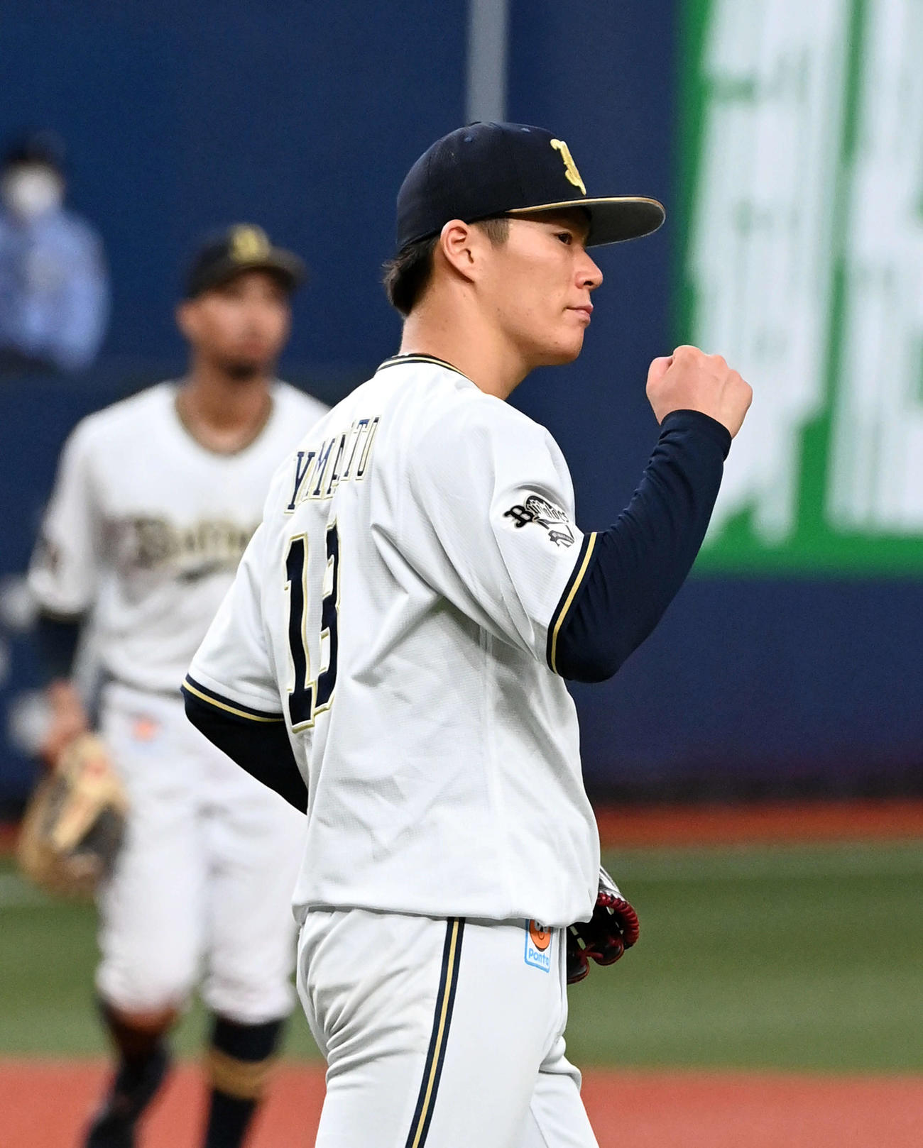 オリックス対ソフトバンク　ソフトバンクを完封しガッツポーズを見せる山本（撮影・前岡正明）