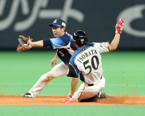日本ハム対西武　7回裏日本ハム1死一塁、五十幡は盗塁を決める（撮影・佐藤翔太）